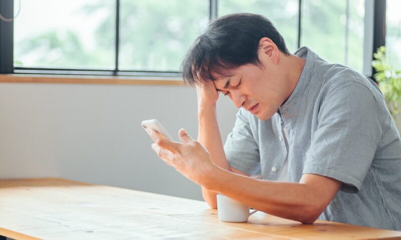 悩む男性