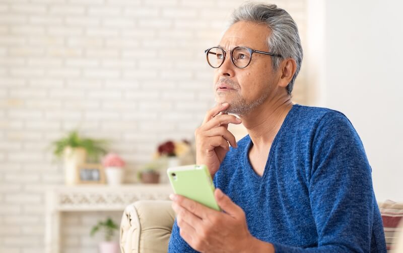 スマホをいじる男性