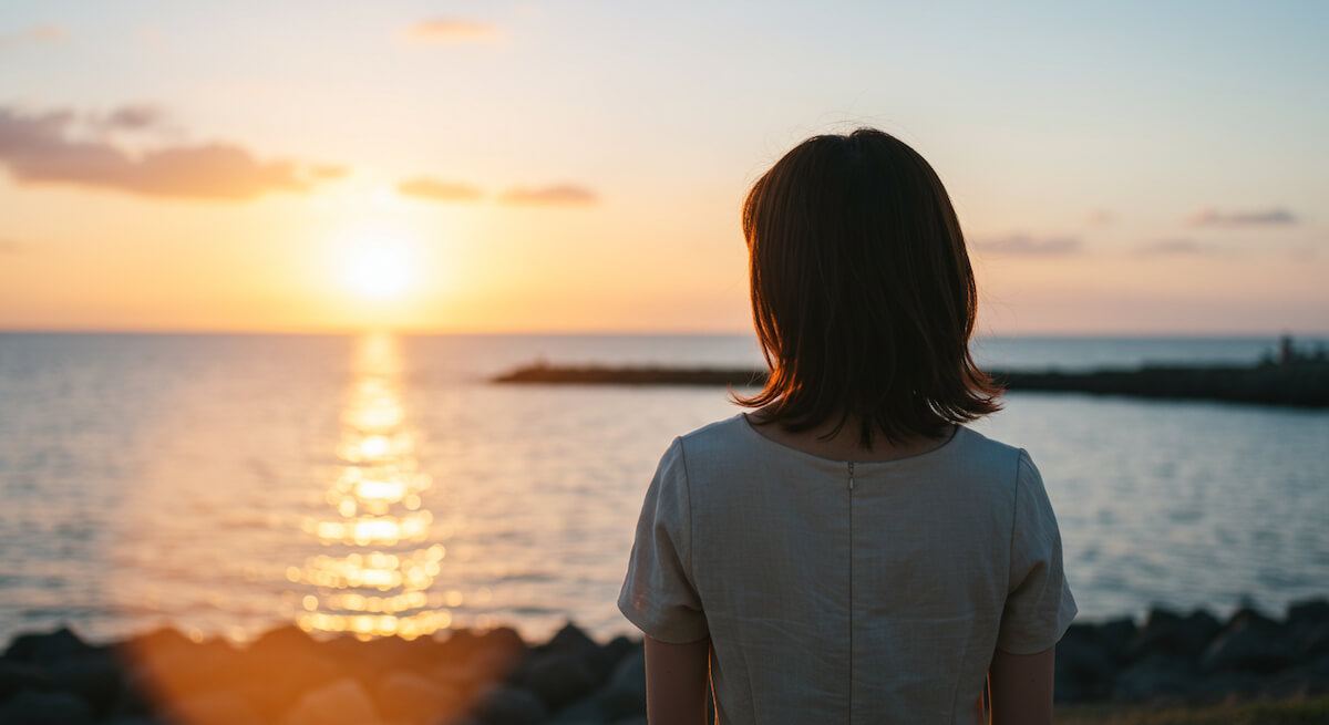 海を前にして立つ女性