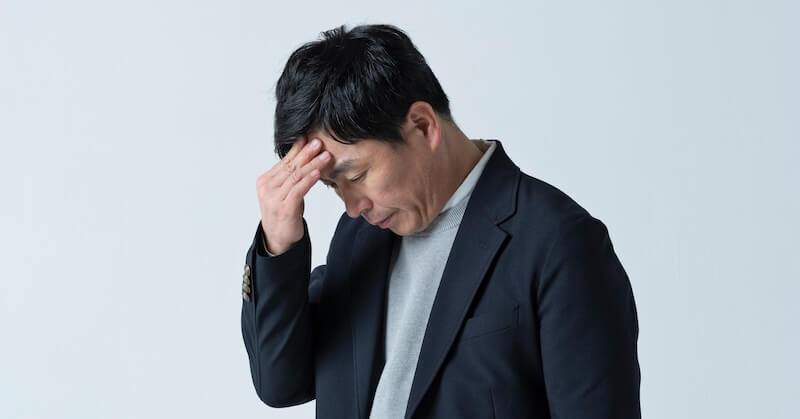 悩む50代男性